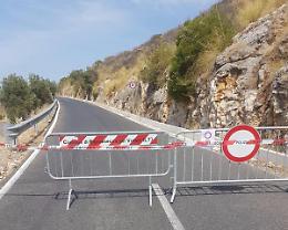 Caduta massi in via Latina, serve uno studio idrogeologico. Poi i lavori di consolidamento