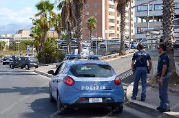 Scippata in strada mentre spinge la carrozzina della figlia disabile, caccia al bandito