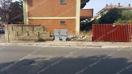 Sbanda con il suv e distrugge il muro di una palazzina, paura nel quartiere Montarelli