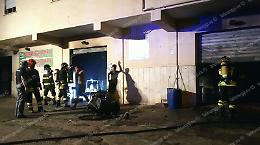 Incendio nella notte nell'autolavaggio, paura per i residenti di via Cavata