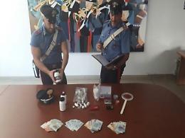 Droga, cartucce e soldi falsi all'interno dell'abitazione: i carabinieri arrestano un 47enne