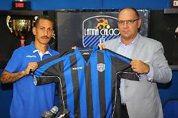 Il Latina 1932 svela la nuova maglia nerazzurra. Napolitano: "Presto anche lo store"