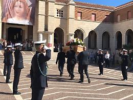 [FOTO] L'ultimo saluto ad Arnaldo Serra: Chiesa stracolma per i funerali dell'ex sindaco