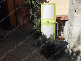 Terracina, il Palazzo-monumento circondato dai rifiuti: spunta anche la lampada abbronzante