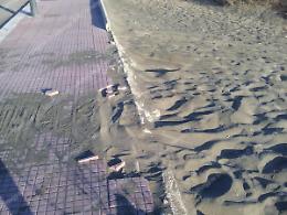Marciapiede sul lungomare da poco ultimato e già rotto, la rabbia di un lettore