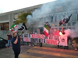 Ministro Fedeli al liceo Manzoni, blitz di protesta del Blocco Studentesco e Casapound