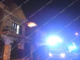 Divampa un incendio all'interno di un appartamento, paura per i residenti in via Monviso