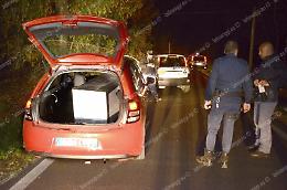 Rubano la cassaforte ma vengono inseguiti e poi abbandonano il bottino in strada