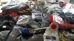 Trovato con centinaia di indumenti falsi in auto, denunciato un automobilista campano