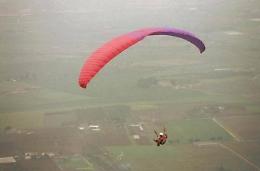 Cade dal parapendio su un campo di Doganella di Ninfa, grave un cittadino straniero