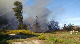 Incendio in via delle Acque Medie, prendono fuoco le baracche e anche un boschetto