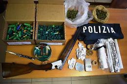 Perquisito in casa dalla polizia e arrestato per spaccio e ricettazione di arma rubata