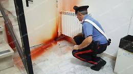 Accende un fumogeno nel comando provinciale dei carabinieri, finisce ai domiciliari e poi evade
