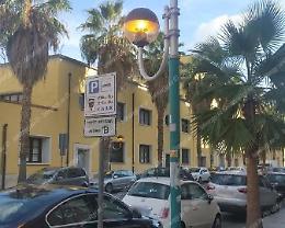 Lampioni accesi in pieno giorno in Corso della Repubblica, la segnalazione