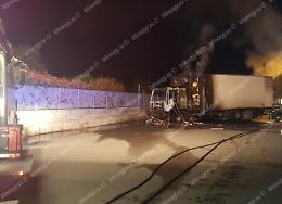 Camion prende fuoco mentre transita in via Baracca, l'incendio a due passi dalla Pontina