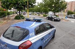 Vede la polizia, lascia l'auto sul bordo della strada e fugge via senza essere preso