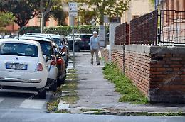 Marciapiede selvaggio nel cuore della città, la rabbia dei cittadini di via Toti