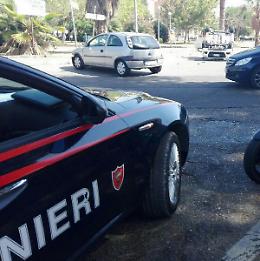 Preleva 300 euro con la carta di credito rubata alla compagna. Denunciato un 35enne