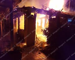 Proseguono gli accertamenti dopo l'incendio allo stabilimento Il Veliero