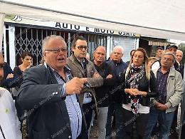 Chiusura del passaggio a livello, protesta in via Cavallo Morto