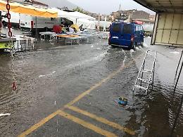 Fondi, arriva l'acquazzone: si allaga l'area del mercato settimanale