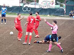 L'arbitraggio non gli sta bene, mister Consoli ritira la squadra dal campo