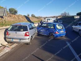 Cambia strada per evitare il traffico e finisce contro un palo