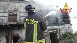 Casolare in fiamme nel pomeriggio, ferita lievemente una donna
