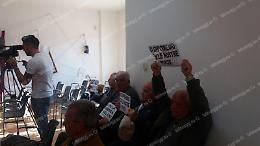 I cittadini di via Vallelata continuano la loro protesta contro il bitumificio