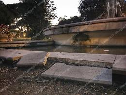 Fontana fatta a pezzi dai vandali, ancora danni in centro