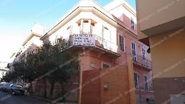 Palazzo pericolante in via Gorizia, i cittadini invocano... il Papa!