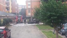 Auto incendiata nel parcheggio condominiale in via Montegrappa