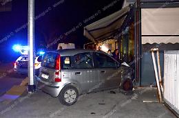 Incidente al Piccarello, Fiat Panda esce di strada e finisce contro un locale