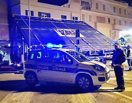 [FOTO] Una mega lastra di vetro «scortata» fino al porto