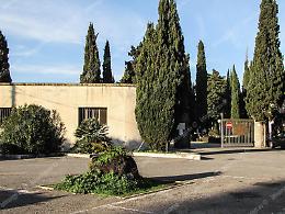 Rubate le transenne sulla strada di accesso al cimitero di Sabaudia