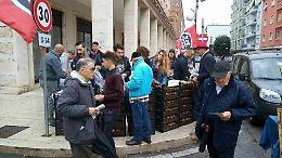 Mele e Kiwi in piazza, distribuzione gratuita di frutta promossa da CasaPound Latina