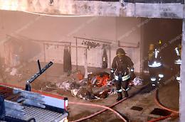 Incendio nell'interrato del centro Agora, a fuoco il magazzino di un negozio