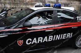 Provoca il finto incidente e poi le ruba l'auto: bandito in fuga con una Lancia Ypsilon