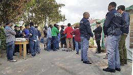 La protesta dei migranti ospitati dalla coop di Salvatore Buzzi