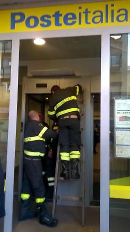 Poste: madre, neonata e un'anziana intrappolate nella porta blindata