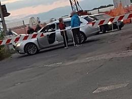 Auto ferma sui binari: vettura bloccata tra le barriere abbassate