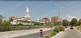 Entra in chiesa, si spoglia nudo davanti ai bimbi e si lava con l'acqua santa