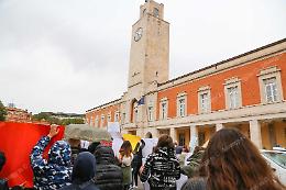 La scuola di Piazza Dante scende in piazza contro il dimensionamento