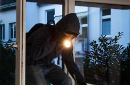 Armati di bastone  entrano in casa,  immobilizzano e rapinano una donna