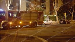 Brucia una Scenic nel cortile intorno di un palazzo, si fa strada l'ipotesi dolosa