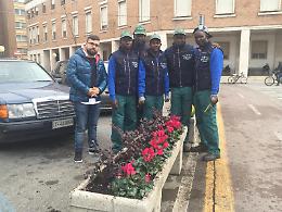 Parlano i migranti impiegati in piazza: siamo grati alla città