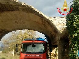 Camion danneggia la cappella votiva, pericolo per i mezzi in transito in via Sant'Agostino