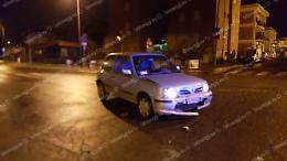 Incidente all'incrocio tra via Verdi e via Carroceto, un ferito e un palo abbattuto
