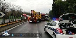 Camion dell'Ama di traverso sulla Pontina e incidente tra auto, code chilometriche