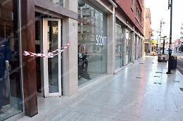 Incastrato dalle impronte digitali: denunciato l'autore del furto a Mancinelli abbigliamento